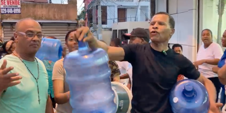 Reclaman agua potable en la Respaldo 43 Cristo Rey, Distrito Nacional